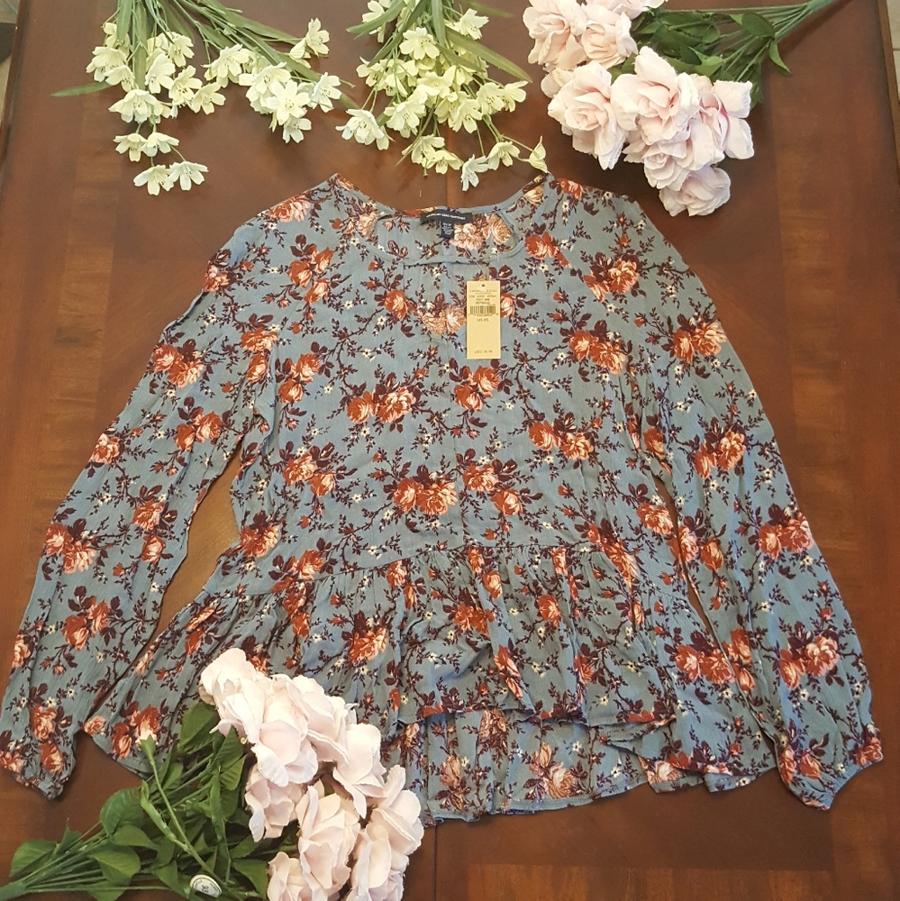 AMERICAN EAGLE Light blue and Red Blouse - Picture 2 of 6